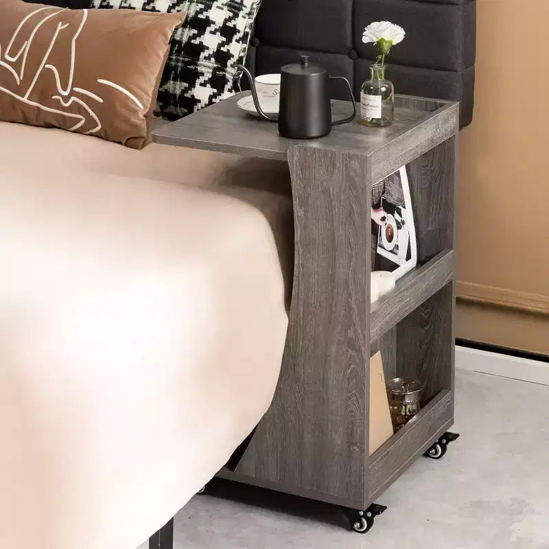 Table d'appoint avec roulettes, table d'appoint mobile en forme de C avec étagère de rangement ouverte à 2 niveaux et 2 compartiments de rangement arrière Marron/Gris