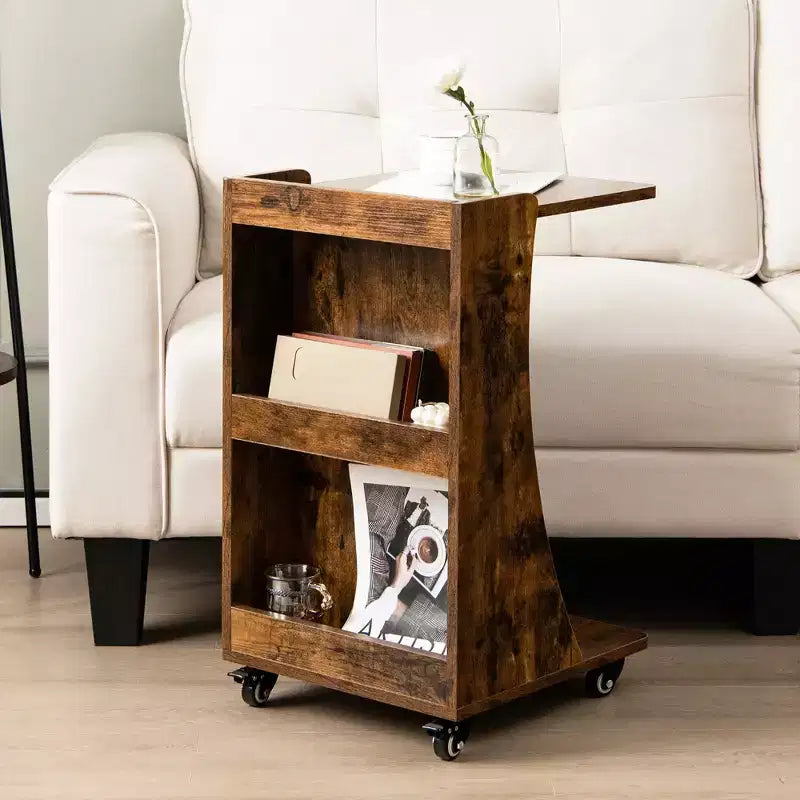 Table d'appoint avec roulettes, table d'appoint mobile en forme de C avec étagère de rangement ouverte à 2 niveaux et 2 compartiments de rangement arrière Marron/Gris
