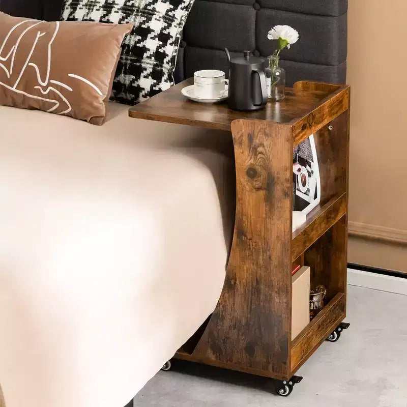 Table d'appoint avec roulettes, table d'appoint mobile en forme de C avec étagère de rangement ouverte à 2 niveaux et 2 compartiments de rangement arrière Marron/Gris